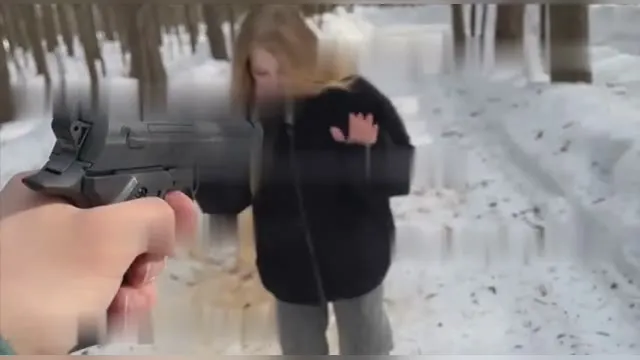 Habe meine Freundin mit vorgehaltener Waffe gezwungen, im Wald zu ficken